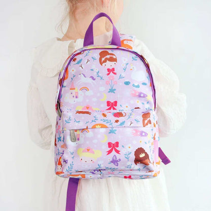  mochila infantil de A Little Lovely Company! Diseñada especialmente para niños de 0 a 3 años y tambien para 3-6 si no llevan carpeta de fichas, esta mochila combina resistencia, comodidad y un estilo súper molón. Cuenta con correas de ajuste pectoral para evitar que se deslice de sus hombros, respaldo transpirable y un compartimento optimizado para llevar la muda de cambio