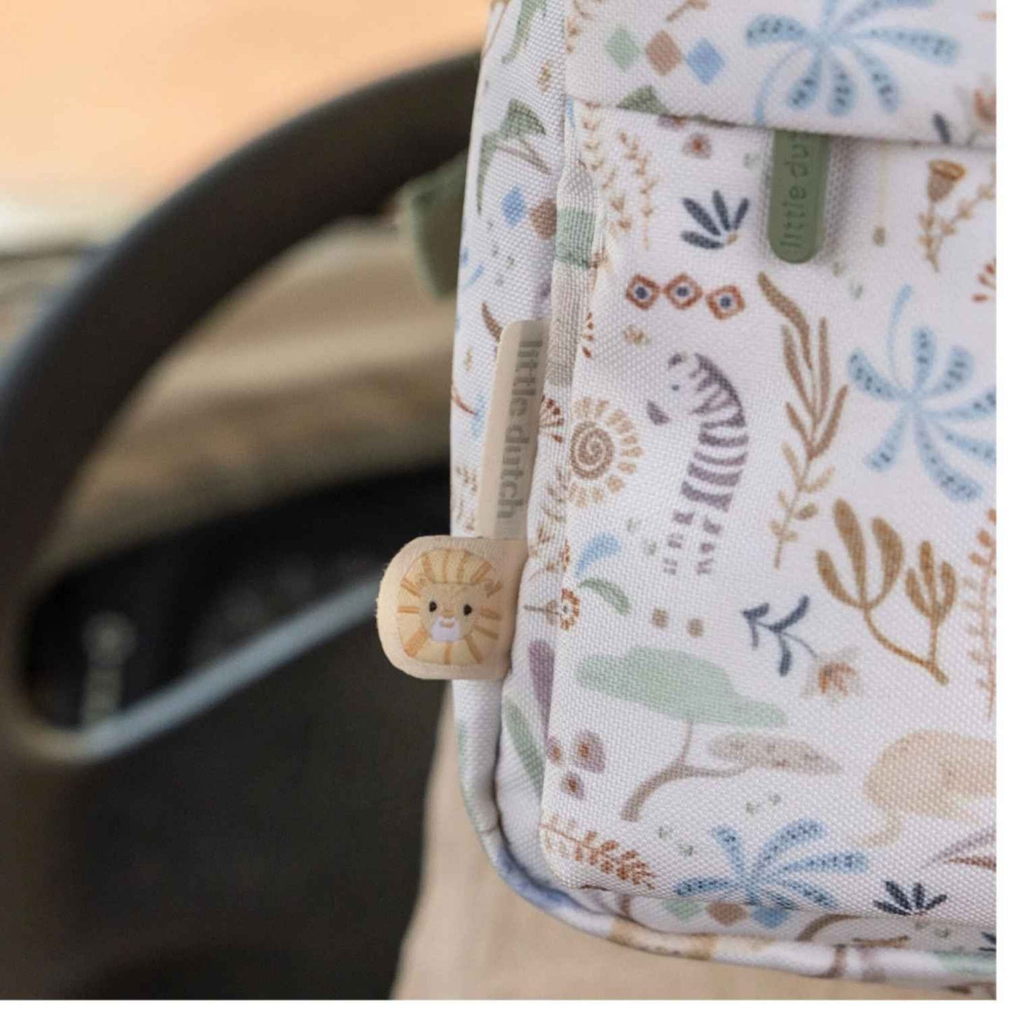 Comprar mochila Safari Friends Little Dutch personalizable en www.manodesantaoficial.es. Hecha de PET reciclado, para 1-5 años. ¡Envío rápido!