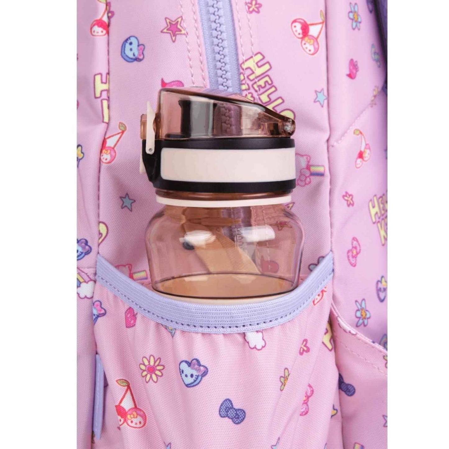  mochila infantil Toby Hello Kitty Pastel Pink de CoolPack! Especialmente diseñada para la etapa de infantil y guardería, esta mochila escolar de tamaño compacto ofrece el equilibrio perfecto entre ligereza, resistencia y un encantador diseño. Cuenta con una espalda ergonómica en goma EVA que cuida la postura del niño, tirantes ajustables y múltiples compartimentos para organizar la merienda, juguetes o la muda de cambio