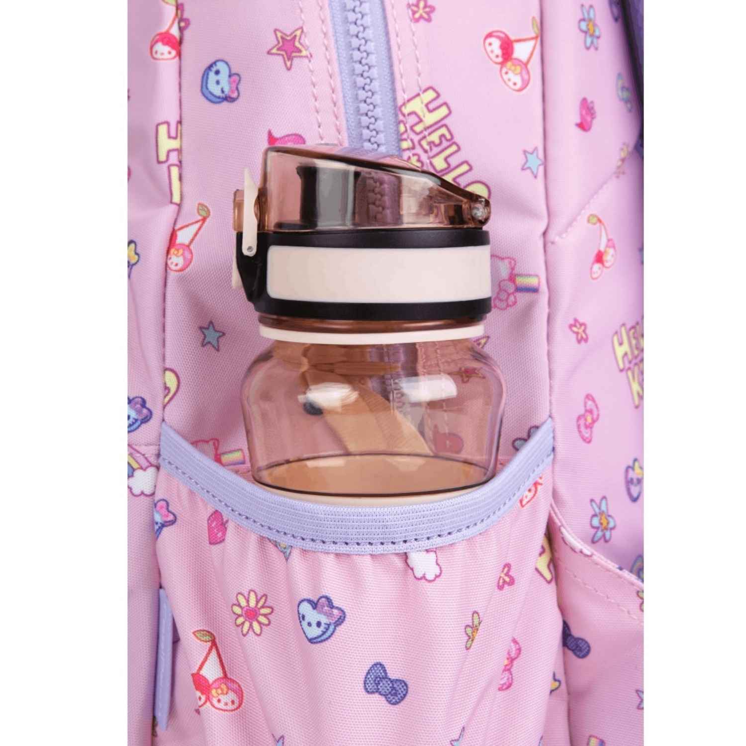  mochila infantil Toby Hello Kitty Pastel Pink de CoolPack! Especialmente diseñada para la etapa de infantil y guardería, esta mochila escolar de tamaño compacto ofrece el equilibrio perfecto entre ligereza, resistencia y un encantador diseño. Cuenta con una espalda ergonómica en goma EVA que cuida la postura del niño, tirantes ajustables y múltiples compartimentos para organizar la merienda, juguetes o la muda de cambio