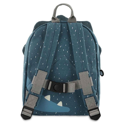 La mochila infantil Triceratops Trixie está diseñada pensando en la comodidad, la autonomía y el estilo de los más pequeños. Ideal para la etapa de infantil o preescolar, cuenta con tirantes acolchados y ajustables, además de una correa en el pecho que mantiene la mochila en su sitio sin que se resbale.