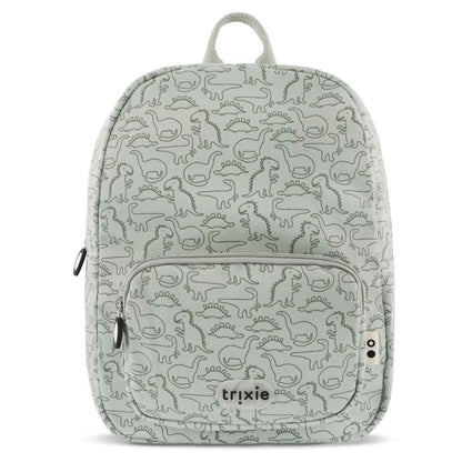 La mochila infantil&nbsp;estampada Dinos de Trixie está diseñada pensando en la comodidad, la autonomía y el estilo de los más pequeños. Ideal para la etapa de infantil o preescolar, cuenta con tirantes acolchados y ajustables, además de una correa en el pecho que mantiene la mochila en su sitio sin que se resbale.

Su tamaño es perfecto para llevar el almuerzo, una muda, sus juguetes favoritos o incluso su peluche inseparable. El bolsillo delantero es ideal para meriendas o pequeños tesoros, y su apertura 