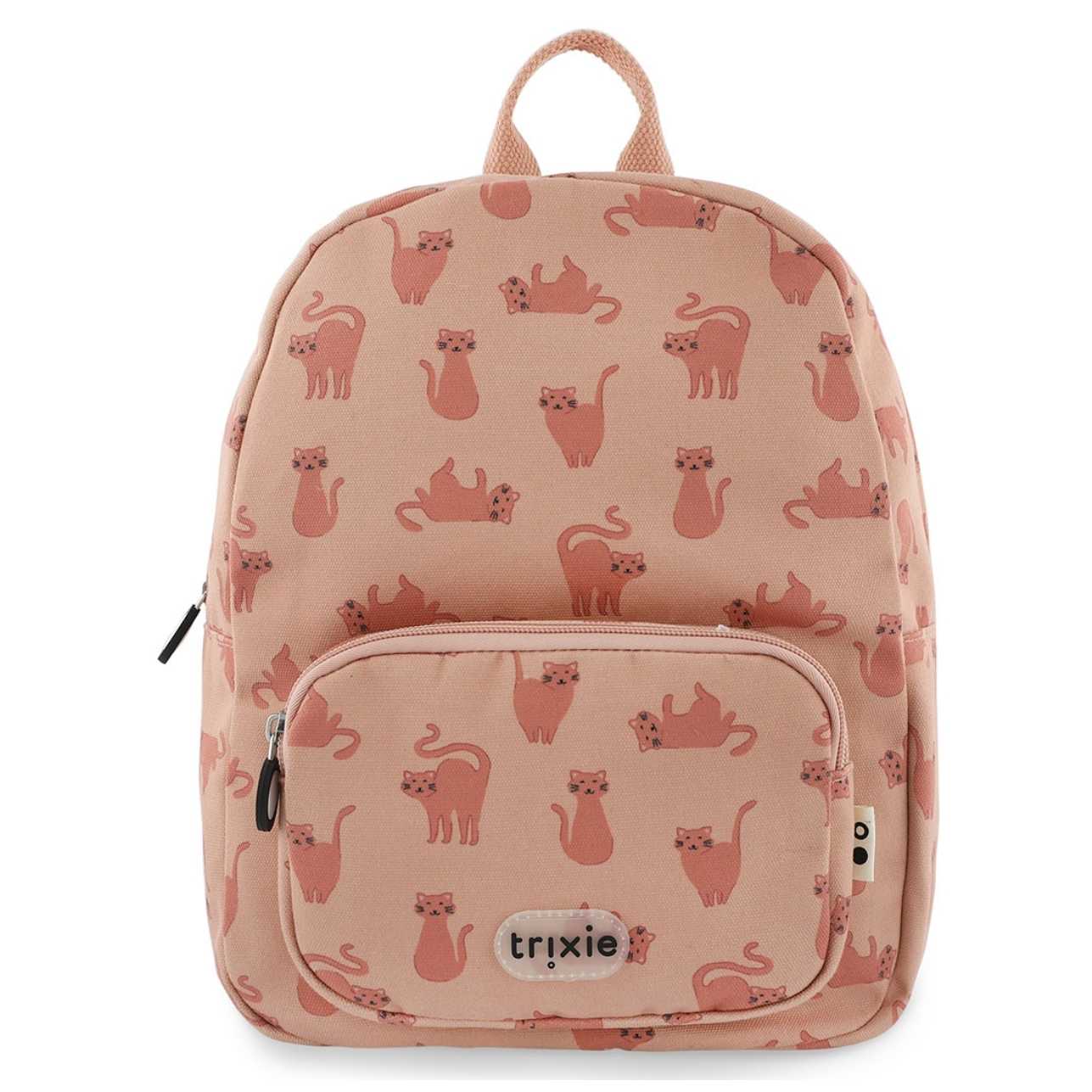 La mochila infantil&nbsp;estampada Gatos de Trixie está diseñada pensando en la comodidad, la autonomía y el estilo de los más pequeños. Ideal para la etapa de infantil o preescolar, cuenta con tirantes acolchados y ajustables, además de una correa en el pecho que mantiene la mochila en su sitio sin que se resbale.

Su tamaño es perfecto para llevar el almuerzo, una muda, sus juguetes favoritos o incluso su peluche inseparable. El bolsillo delantero es ideal para meriendas o pequeños tesoros, y su apertura 