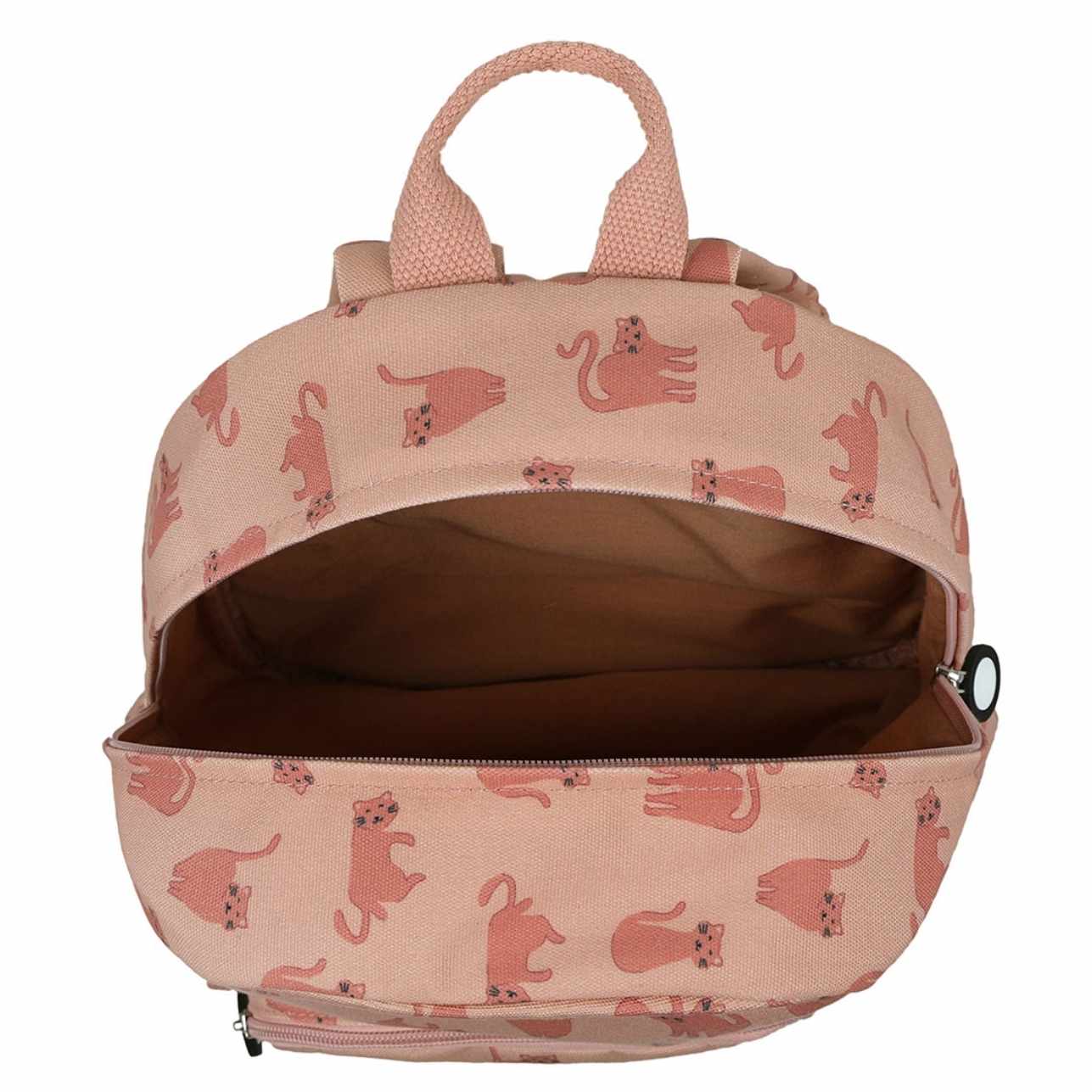 La mochila infantil&nbsp;estampada Gatos de Trixie está diseñada pensando en la comodidad, la autonomía y el estilo de los más pequeños. Ideal para la etapa de infantil o preescolar, cuenta con tirantes acolchados y ajustables, además de una correa en el pecho que mantiene la mochila en su sitio sin que se resbale.

Su tamaño es perfecto para llevar el almuerzo, una muda, sus juguetes favoritos o incluso su peluche inseparable. El bolsillo delantero es ideal para meriendas o pequeños tesoros, y su apertura 