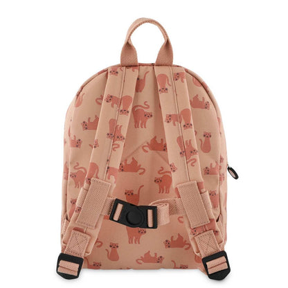 La mochila infantil&nbsp;estampada Gatos de Trixie está diseñada pensando en la comodidad, la autonomía y el estilo de los más pequeños. Ideal para la etapa de infantil o preescolar, cuenta con tirantes acolchados y ajustables, además de una correa en el pecho que mantiene la mochila en su sitio sin que se resbale.

Su tamaño es perfecto para llevar el almuerzo, una muda, sus juguetes favoritos o incluso su peluche inseparable. El bolsillo delantero es ideal para meriendas o pequeños tesoros, y su apertura 