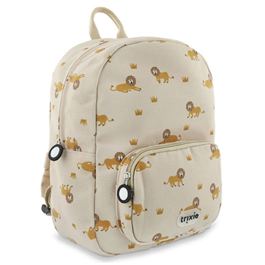 La mochila infantil&nbsp;estampada Leones de Trixie está diseñada pensando en la comodidad, la autonomía y el estilo de los más pequeños. Ideal para la etapa de infantil o preescolar, cuenta con tirantes acolchados y ajustables, además de una correa en el pecho que mantiene la mochila en su sitio sin que se resbale.

Su tamaño es perfecto para llevar el almuerzo, una muda, sus juguetes favoritos o incluso su peluche inseparable. El bolsillo delantero es ideal para meriendas o pequeños tesoros, y su apertura