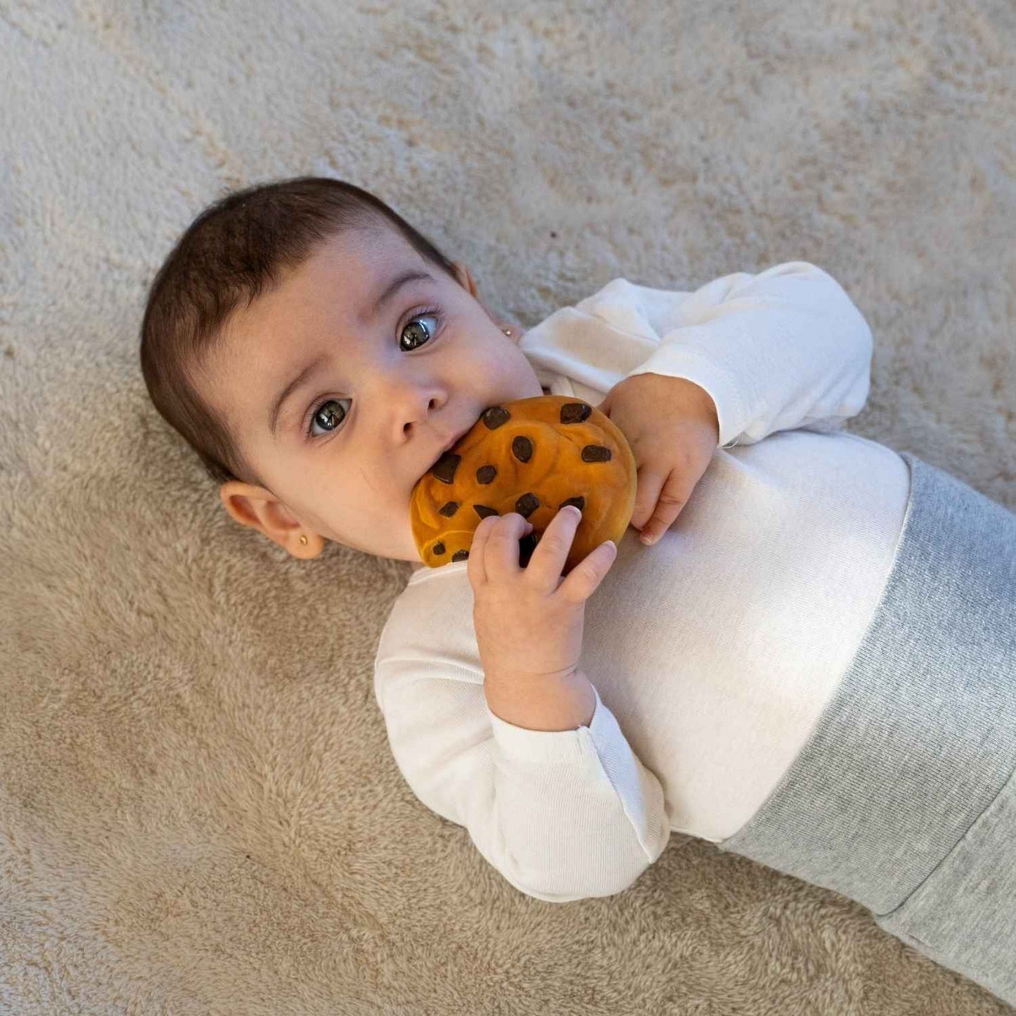 Consigue el mordedor de caucho natural Mari le Cookie (Galleta) en www.manodesantaoficial.es. Juguete de dentición ecológico, seguro y sin agujeros para bebés, ideal para el baño y el estímulo sensorial.