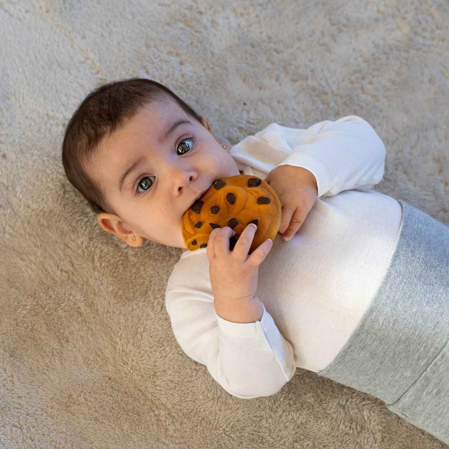 Consigue el mordedor de caucho natural Mari le Cookie (Galleta) en www.manodesantaoficial.es. Juguete de dentición ecológico, seguro y sin agujeros para bebés, ideal para el baño y el estímulo sensorial.