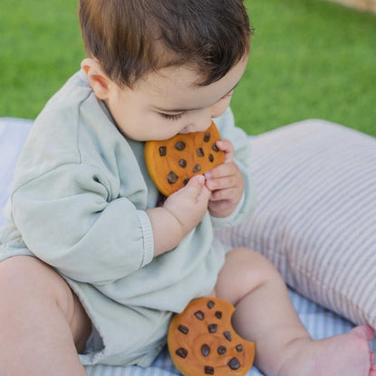 Consigue el mordedor de caucho natural Mari le Cookie (Galleta) en www.manodesantaoficial.es. Juguete de dentición ecológico, seguro y sin agujeros para bebés, ideal para el baño y el estímulo sensorial.
