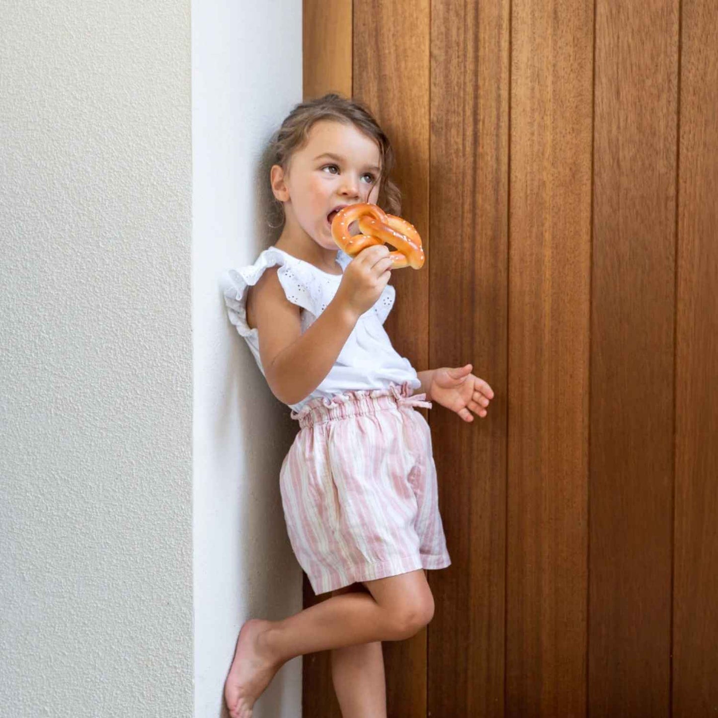 Consigue el mordedor de caucho natural Pepe le Pretzel en www.manodesantaoficial.es. Juguete de dentición ecológico, seguro y sin agujeros para bebés, ideal para el baño y el estímulo sensorial.