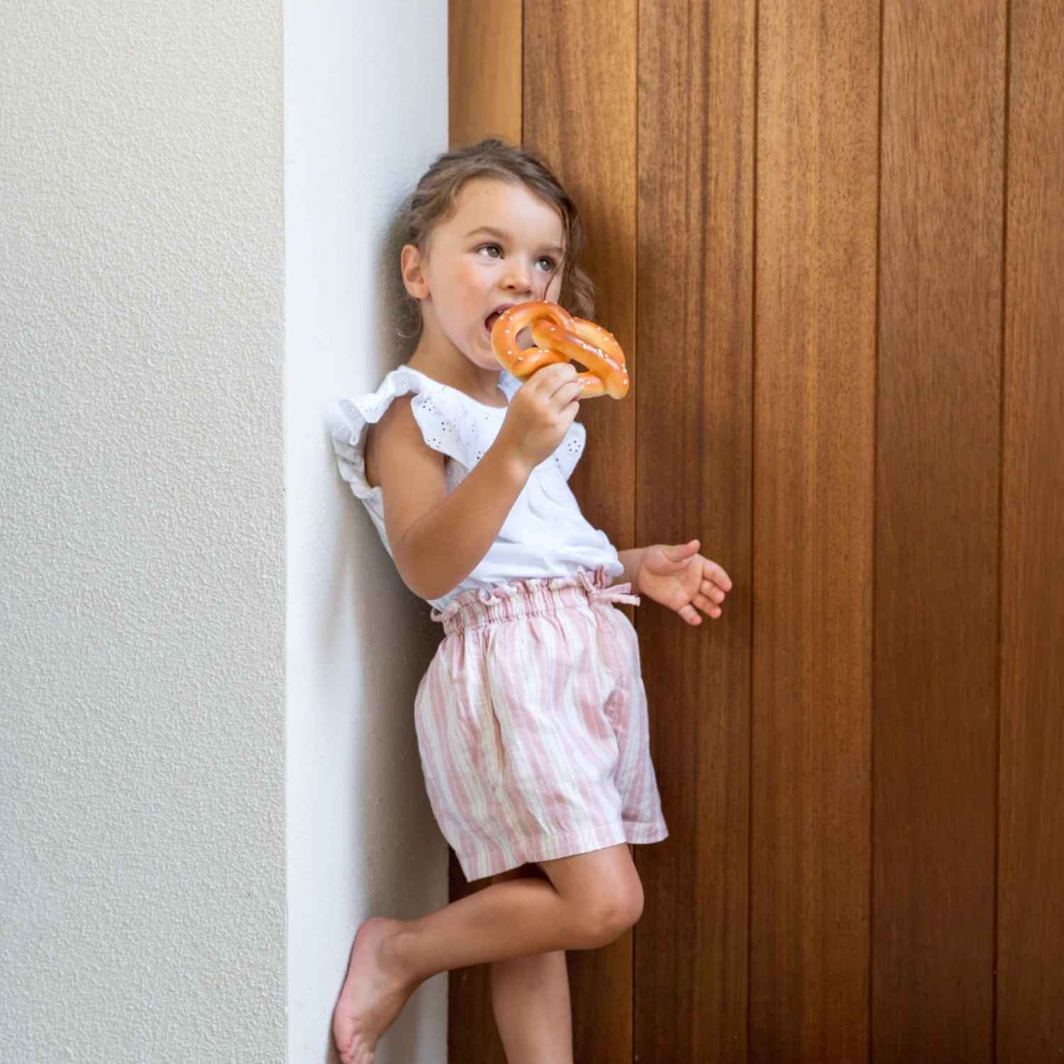 Consigue el mordedor de caucho natural Pepe le Pretzel en www.manodesantaoficial.es. Juguete de dentición ecológico, seguro y sin agujeros para bebés, ideal para el baño y el estímulo sensorial.