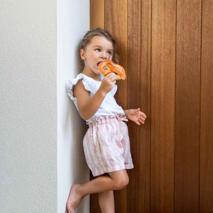 Consigue el mordedor de caucho natural Pepe le Pretzel en www.manodesantaoficial.es. Juguete de dentición ecológico, seguro y sin agujeros para bebés, ideal para el baño y el estímulo sensorial.