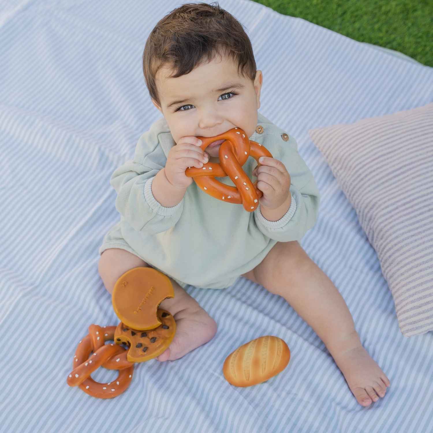 Consigue el mordedor de caucho natural Pepe le Pretzel en www.manodesantaoficial.es. Juguete de dentición ecológico, seguro y sin agujeros para bebés, ideal para el baño y el estímulo sensorial.