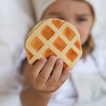 Consigue el mordedor de caucho natural Rafa le Waffle en www.manodesantaoficial.es. Juguete de dentición ecológico, seguro y sin agujeros para bebés, ideal para el baño y el estímulo sensorial.