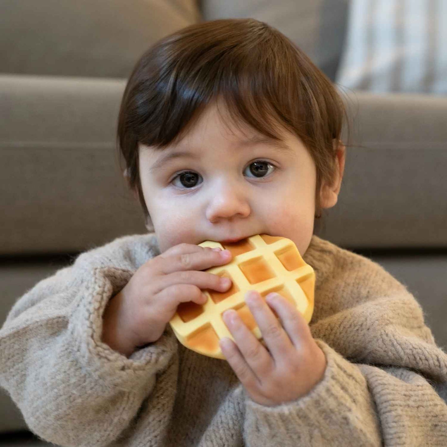 Consigue el mordedor de caucho natural Rafa le Waffle en www.manodesantaoficial.es. Juguete de dentición ecológico, seguro y sin agujeros para bebés, ideal para el baño y el estímulo sensorial.