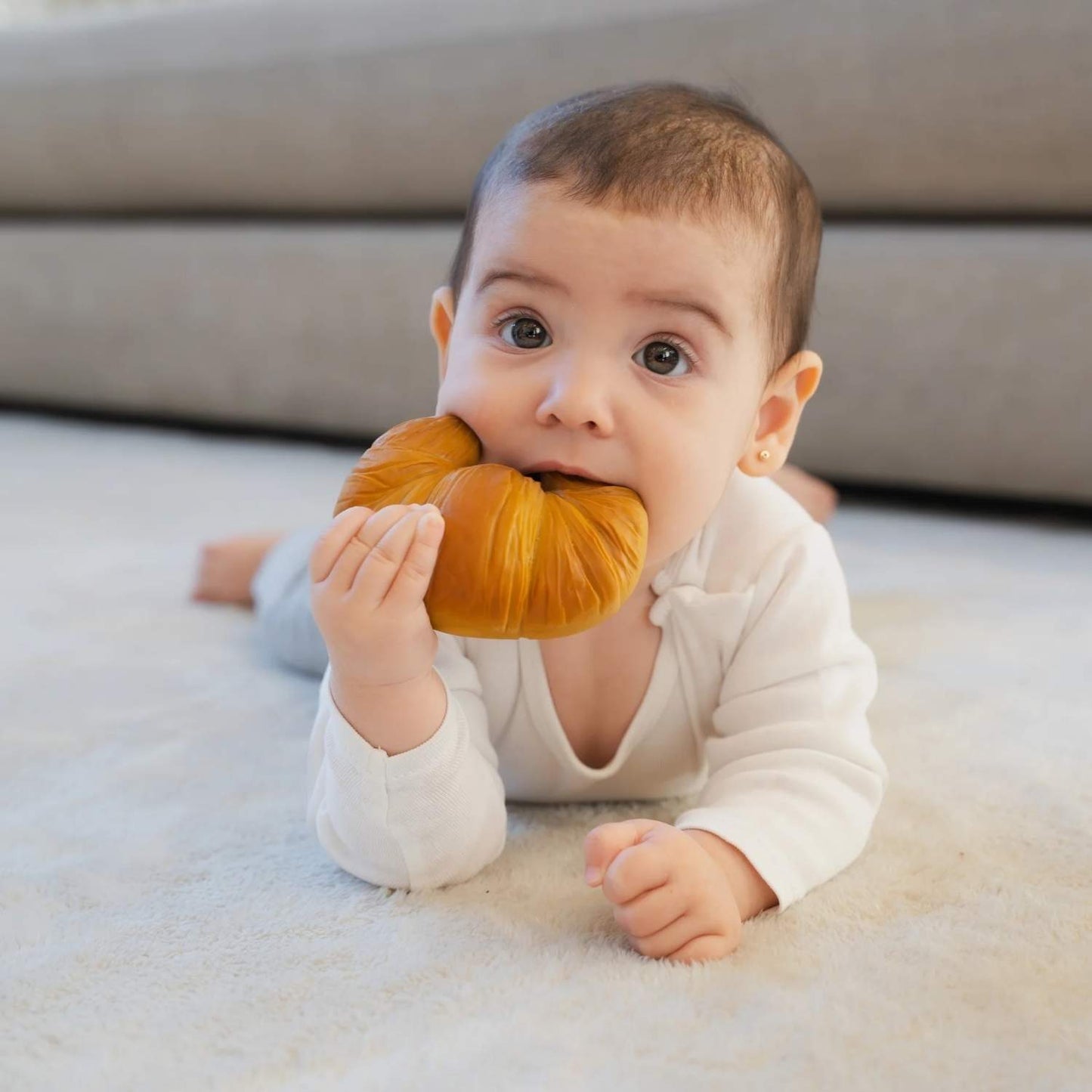 Consigue el mordedor de caucho natural Sam le Croissant en www.manodesantaoficial.es. Juguete de dentición ecológico, seguro y sin agujeros para bebés, ideal para el baño y el estímulo sensorial.