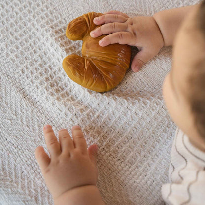 Consigue el mordedor de caucho natural Sam le Croissant en www.manodesantaoficial.es. Juguete de dentición ecológico, seguro y sin agujeros para bebés, ideal para el baño y el estímulo sensorial.