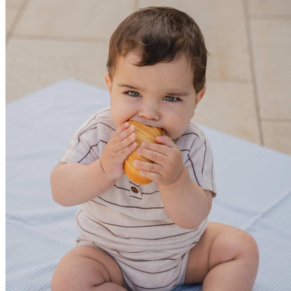Consigue el mordedor de caucho natural Susi le Baguette en www.manodesantaoficial.es. Juguete de dentición ecológico, seguro y sin agujeros para bebés, ideal para el baño y el estímulo sensorial.
