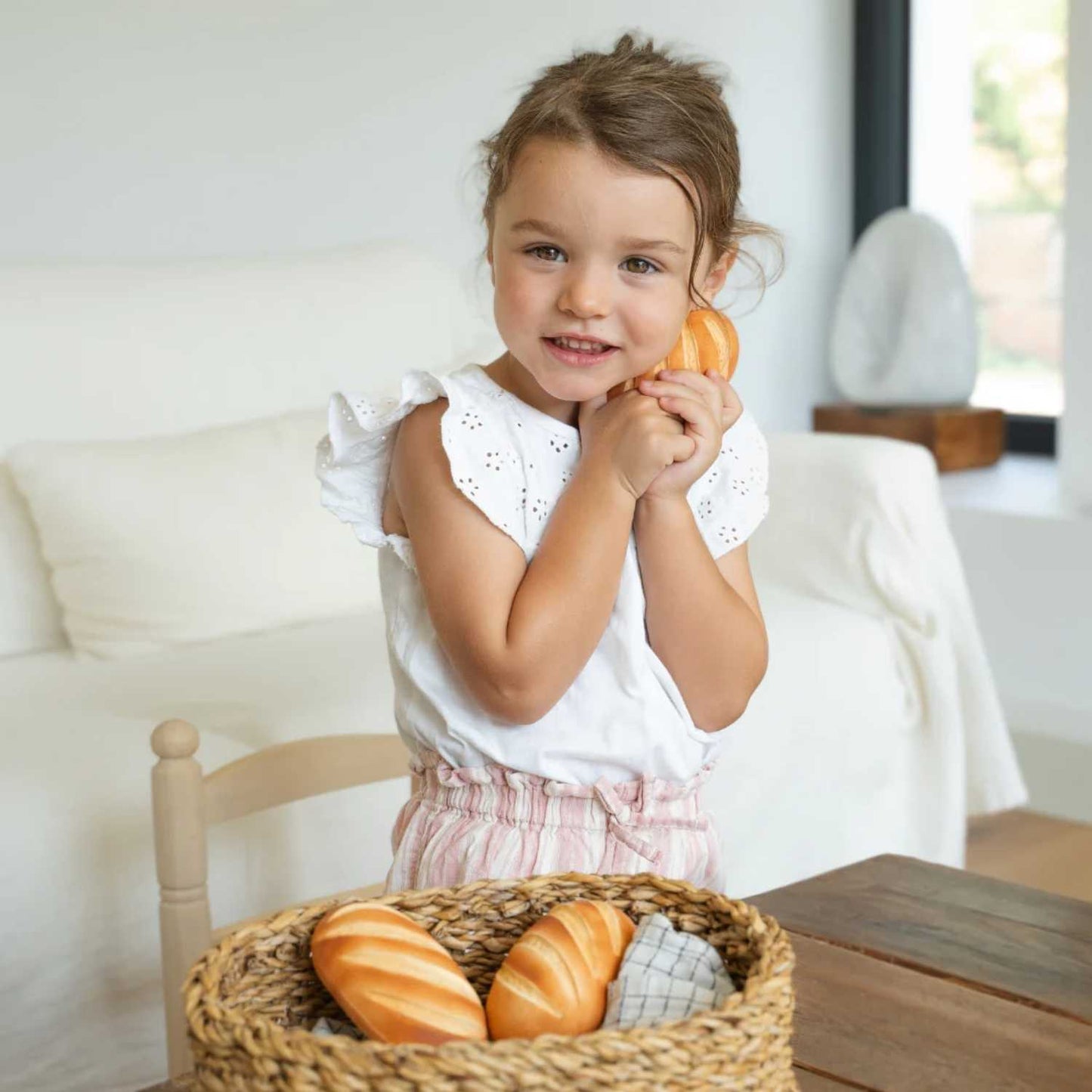 Consigue el mordedor de caucho natural Susi le Baguette en www.manodesantaoficial.es. Juguete de dentición ecológico, seguro y sin agujeros para bebés, ideal para el baño y el estímulo sensorial.