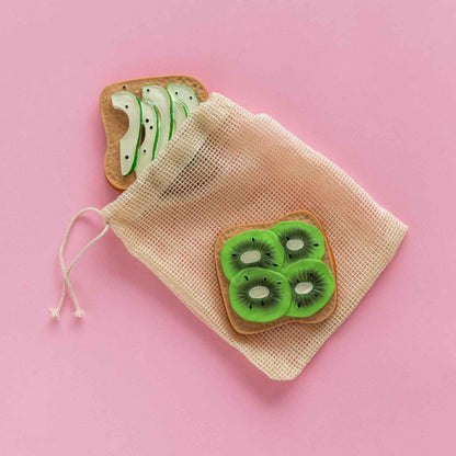 Mordedor en forma de Tostada con kiwi. Diseñado especialmente para las manos más pequeñas, es un accesorio ligero, blando y muy fácil de agarrar. Al no tener agujeros, se convierte en un juguete todoterreno súper seguro que tu bebé podrá usar también en la bañera, como elemento sensorial o para decorar su habitación. Encuentra los mordedores más divertidos y seguros en nuestra tienda online www.manodesantaoficial.es.