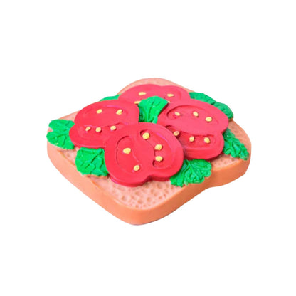 Mordedor en forma de Tostada con Tomate. Diseñado especialmente para las manos más pequeñas, es un accesorio ligero, blando y muy fácil de agarrar. Al no tener agujeros, se convierte en un juguete todoterreno súper seguro que tu bebé podrá usar también en la bañera, como elemento sensorial o para decorar su habitación. Encuentra los mordedores más divertidos y seguros en nuestra tienda online www.manodesantaoficial.es.