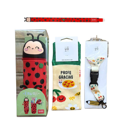 Pack de papelería para profesores con libreta y lanyard "Profe, gracias por hacerme sentir capaz", más estuche y boli borrable Ladybug de Legami. ¡El regalo perfecto en www.manodesantaoficial.es!