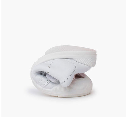 En color Blanco combinado con detalles en Rosa, este modelo es sinónimo de comodidad y seguridad. La suela personalizada de Blanditos, con 3,5mm de grosor y líneas profundas para mayor flexión, brinda un agarre anti-deslizante ultra ligero. ¡Adiós a los resbalones! flex