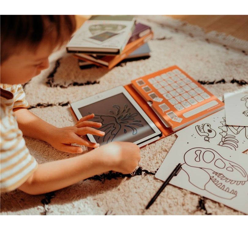 FOTO LIFESTYLE  Kidydraw MINI DINOS de Kidywolf, un cuaderno de dibujo con pantalla LCD que contiene 30 ilustraciones transferibles y por su puesto la opción de crear libre sus propios dibujos.