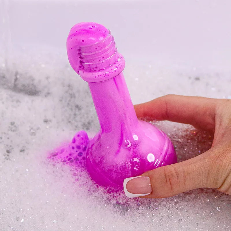 Transforma la hora del baño en un auténtico ritual mágico. Un completo kit interactivo con el que niños y niñas pueden crear pociones efervescentes llenas de color, espuma y sorpresas, mezclando distintos ingredientes dentro de su propia botella de hechizos. Polvos de colores, estrellas efervescentes y cristales explosivos se combinan para crear efectos visuales y sensoriales sorprendentes: burbujas, chisporroteos y cambios de color que convierten el agua en una experiencia totalmente inmersiva. Además, el 