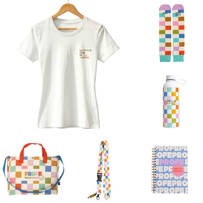 ¡El regalo más increíble para profesores! Pack completo "Profe, molas mucho" con camiseta, calcetines, bolso, botella y más. Incluye cesta de regalo de algodón trenzado GRATIS. ¡Listo para sorprender en www.manodesantaoficial.es!
