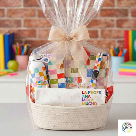 ¡El regalo más increíble para profesores! Pack completo "Profe, molas mucho" con camiseta, calcetines, bolso, botella y más. Incluye cesta de regalo de algodón trenzado GRATIS. ¡Listo para sorprender en www.manodesantaoficial.es!