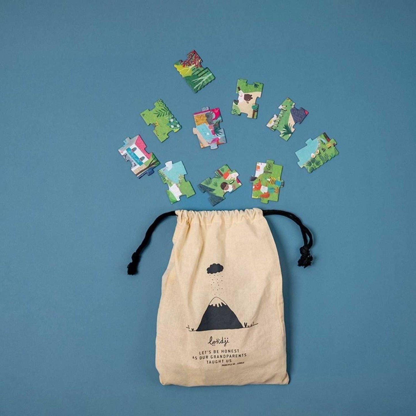 Doble Diversión: Combina el montaje de un puzzle de 100 piezas con un emocionante juego de pistas y deducción.

Desarrollo Cognitivo: Estimula la lógica, la observación detallada y la resolución de problemas en niños y niñas.

Calidad y Sostenibilidad: Ilustraciones de alta calidad sobre materiales reciclados (FSC), fabricado íntegramente en Barcelona.