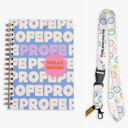 Pack de Regalo Profe Molas Mucho. Este conjunto incluye un precioso cuaderno con un diseño alegre y motivador, ideal para sus anotaciones diarias, reuniones o tutorías. Para completar el kit, el lanyard a juego se convertirá en su accesorio imprescindible para el día a día en el colegio, permitiéndole llevar sus llaves o identificación con total comodidad y estilazo. Es el detalle de agradecimiento perfecto, listo para comprar en un clic y adaptado para tener un gran regalo sin complicaciones. ¡Haz que su f