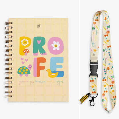 Pack de Regalo Profe Gracias por hacerme sentir capaz. Este conjunto incluye un precioso cuaderno con un diseño alegre y motivador, ideal para sus anotaciones diarias, reuniones o tutorías. Para completar el kit, el lanyard a juego se convertirá en su accesorio imprescindible para el día a día en el colegio, permitiéndole llevar sus llaves o identificación con total comodidad y estilazo