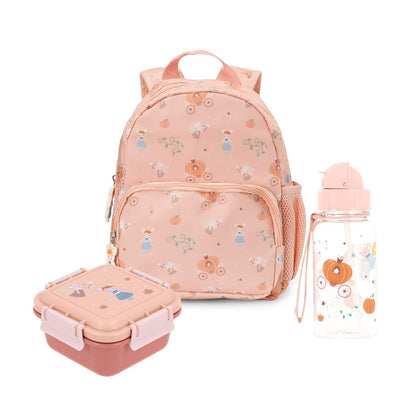 ack de Tres Productos Básicos Escolares de la colección Mouse Fairies. Este completo set está diseñado específicamente para niños de 0 a 6 años, cubriendo a la perfección las necesidades de las etapas de educación infantil. El pack MOUSE FAIRIES incluye una cómoda mochila ergonómica de plástico reciclado, una botella de Tritán ultra resistente con pajita abatible y una caja de almuerzo de gran capacidad con separador extraíble, todo coordinado con un mágico estampado inspirado en el clásico cuento.