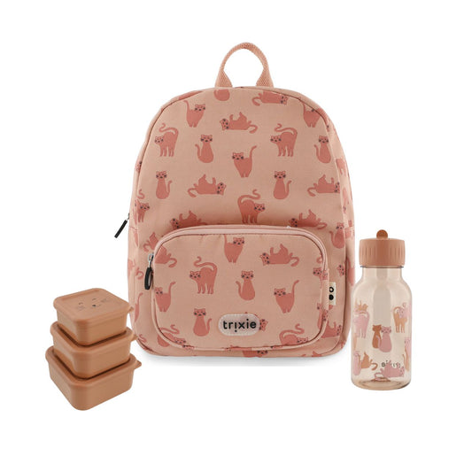 El&nbsp;Pack GATOS de Trixie&nbsp;reúne en un solo clic los tres básicos más buscados por las familias con peques de infantil (de 2 a 6 años):&nbsp;mochila, botellas Tritán y set de 3 cajas de almuerzo. Todo con el inconfundible diseño GATOS de Trixie y una calidad excepcional.

La&nbsp;mochila infantil&nbsp;está fabricada con materiales reciclados y pensada para el uso diario. Es ligera, resistente y cómoda, con&nbsp;tirantes ajustables, clip al pecho y bolsillos funcionales. Ideal para llevar la muda, la 