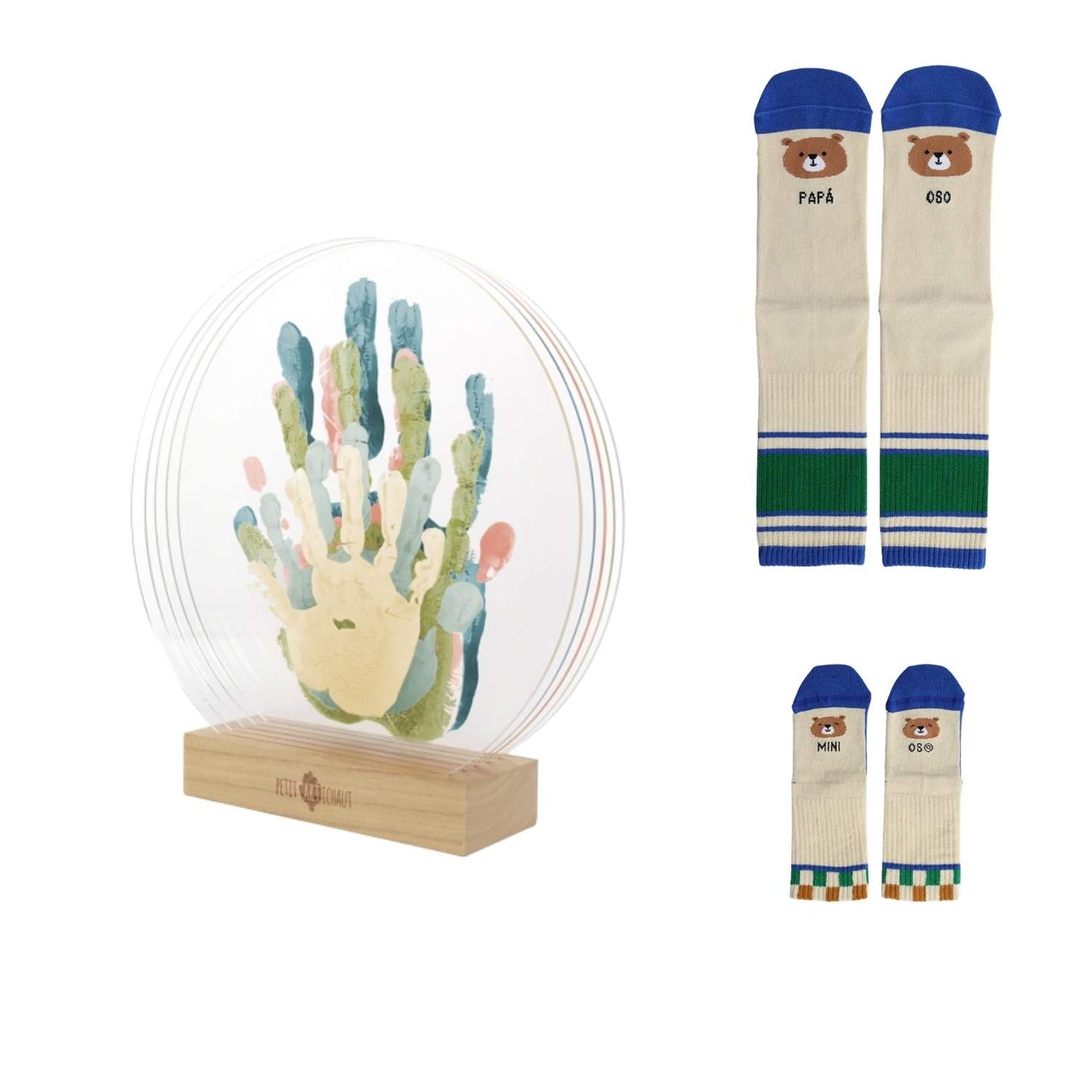 Consigue el Pack Familia Papá Oso en Mano de Santa. Incluye el marco transparente de huellas de Petit Artichaut y calcetines a juego para papá e hijo. ¡El regalo familiar más tierno y creativo!