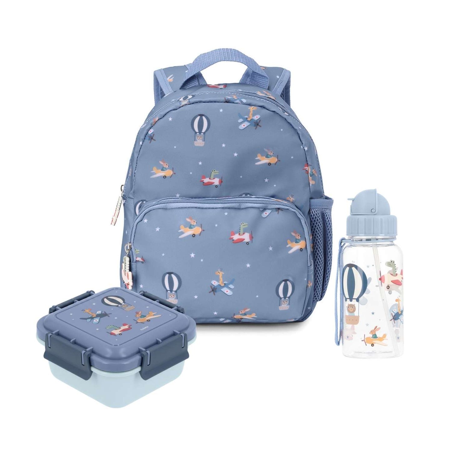  Pack de Tres Productos Básicos Escolares de la colección Planes. Este completo set está diseñado específicamente para niños de 0 a 6 años, cubriendo a la perfección las necesidades de las etapas de educación infantil. El pack PLANES incluye una cómoda mochila ergonómica de plástico reciclado, una botella de Tritán ultra resistente con pajita abatible y una caja de almuerzo de gran capacidad con separador extraíble, todo coordinado con un precioso estampado de aviones. 