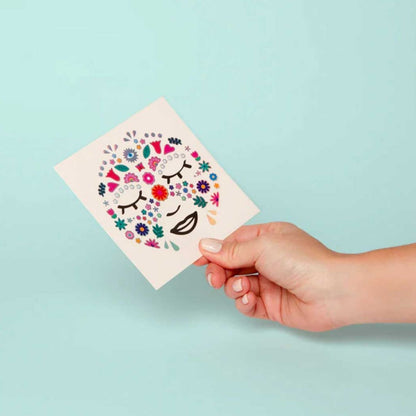 Pegatinas faciales Omy de flores. 85 adhesivos seguros y dermatológicamente testados. La alternativa limpia al maquillaje para niños. ¡Fácil de poner y quitar este Carnaval!