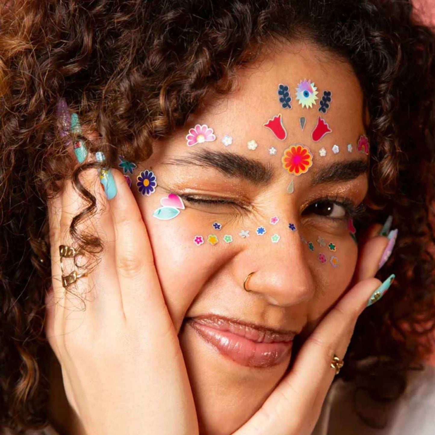 Pegatinas faciales Omy de flores. 85 adhesivos seguros y dermatológicamente testados. La alternativa limpia al maquillaje para niños. ¡Fácil de poner y quitar este Carnaval!