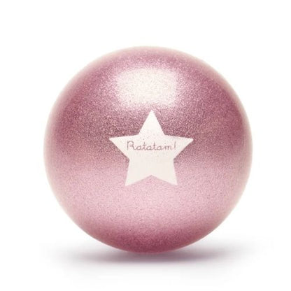 Descubre la pelota Glitter Rosa de Ratatam, un juguete único que combina diversión, seguridad y diseño exclusivo. Fabricada a mano en Francia, cada pelota es una obra de arte única, lo que garantiza que cada una tenga su propio carácter. Con un diámetro de 15 cm, esta pelota es el tamaño perfecto para que los niños jueguen y se diviertan tanto en interiores como en exteriores.