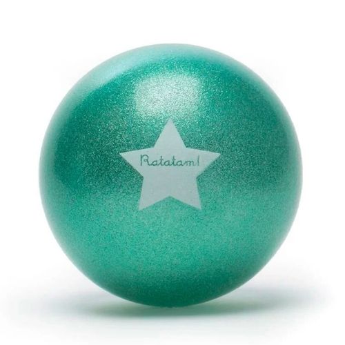 Descubre la pelota Glitter VERDE de Ratatam, un juguete único que combina diversión, seguridad y diseño exclusivo. Fabricada a mano en Francia, cada pelota es una obra de arte única, lo que garantiza que cada una tenga su propio carácter. Con un diámetro de 15 cm, esta pelota es el tamaño perfecto para que los niños jueguen y se diviertan tanto en interiores como en exteriores.