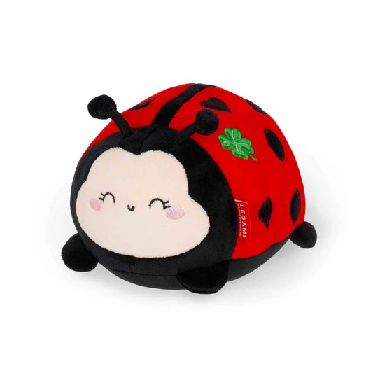 Compra el Peluche Mini Super Soft Ladybug de Legami. Un peluche de mariquita extremadamente suave con mensaje "Get Lucky". Se mantiene de pie y es ideal para regalo o colección.