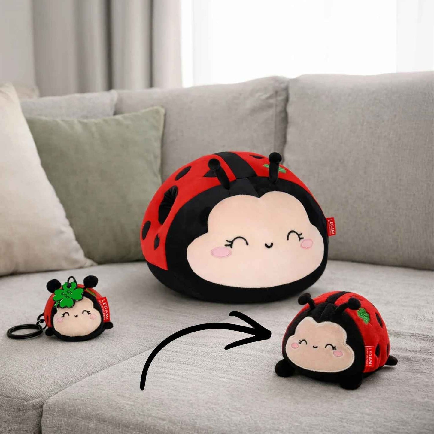 Compra el Peluche Mini Super Soft Ladybug de Legami. Un peluche de mariquita extremadamente suave con mensaje "Get Lucky". Se mantiene de pie y es ideal para regalo o colección.