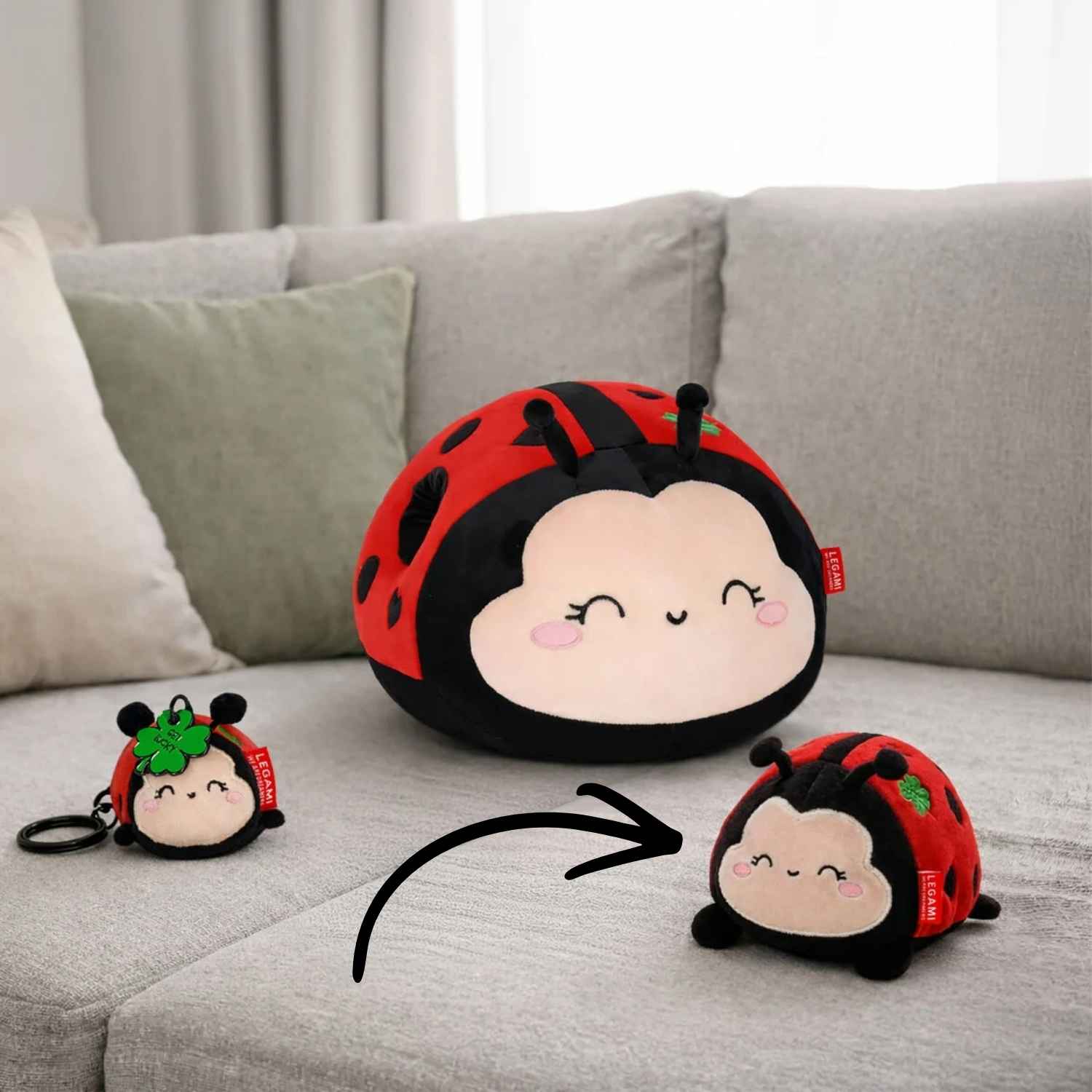 Compra el Peluche Mini Super Soft Ladybug de Legami. Un peluche de mariquita extremadamente suave con mensaje "Get Lucky". Se mantiene de pie y es ideal para regalo o colección.