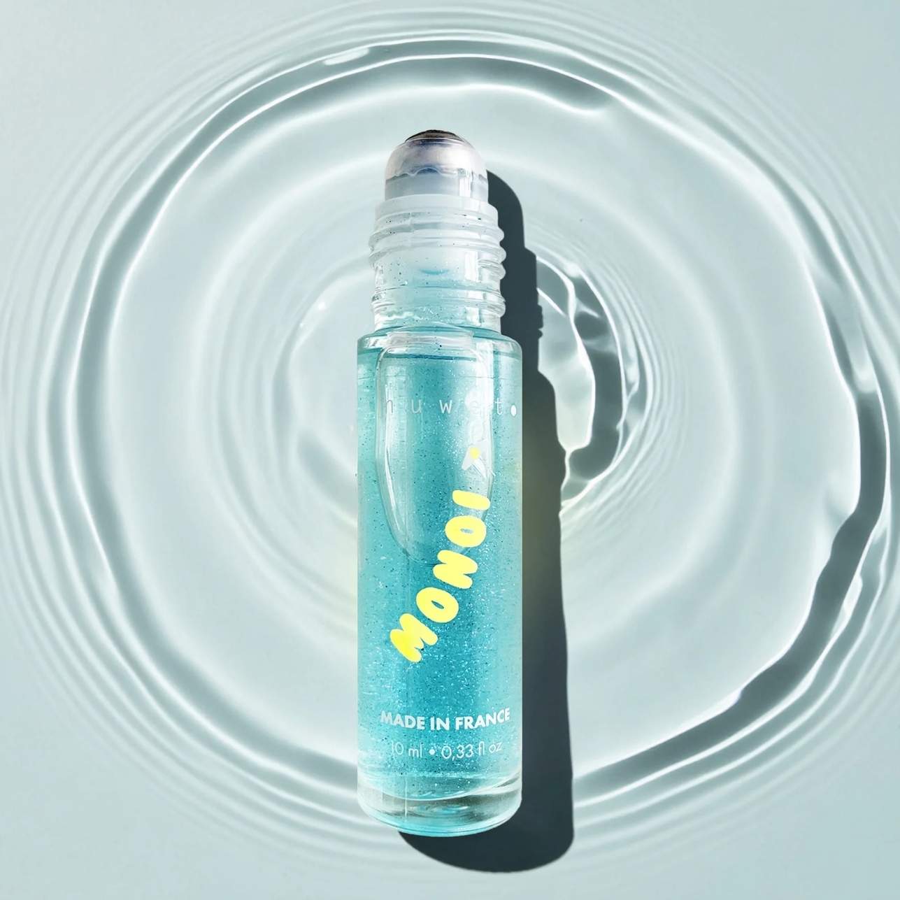 Un perfume en formato roll-on con aroma a Monoi, pensado para brillar con suavidad y frescura. Su textura ligera con destellos y su práctico aplicador de bolita lo hacen ideal para aplicar sin riesgo ni desperdicio. ¡perfecto para peques y también para mamis!