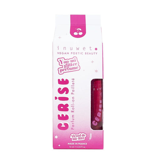 Un perfume en formato roll-on con aroma a cereza, pensado para brillar con suavidad y frescura. Su textura ligera con destellos y su práctico aplicador de bolita lo hacen ideal para aplicar sin riesgo ni desperdicio. ¡perfecto para peques y también para mamis!