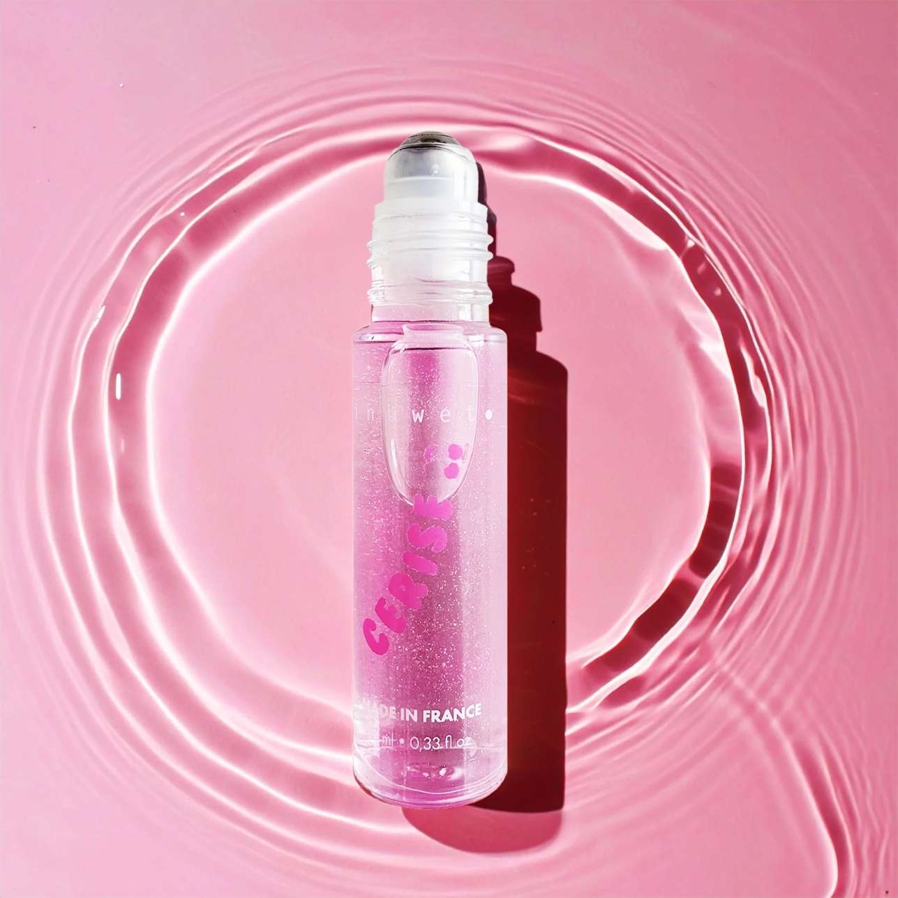 Un perfume en formato roll-on con aroma a cereza, pensado para brillar con suavidad y frescura. Su textura ligera con destellos y su práctico aplicador de bolita lo hacen ideal para aplicar sin riesgo ni desperdicio. ¡perfecto para peques y también para mamis!