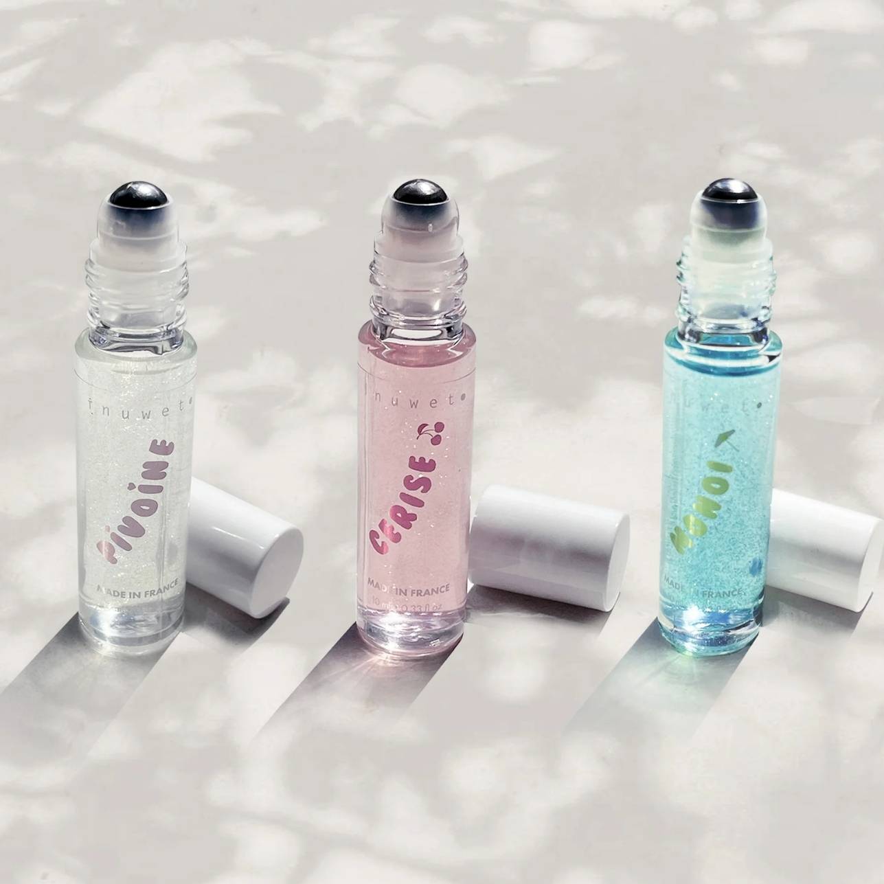 Un perfume en formato roll-on con aroma floral a peonía, pensado para brillar con suavidad y frescura. Su textura ligera con destellos y su práctico aplicador de bolita lo hacen ideal para aplicar sin riesgo ni desperdicio. ¡perfecto para peques y también para mamis!