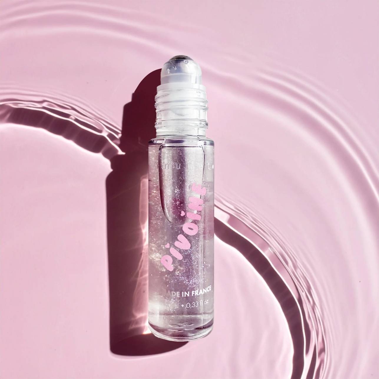 Un perfume en formato roll-on con aroma floral a peonía, pensado para brillar con suavidad y frescura. Su textura ligera con destellos y su práctico aplicador de bolita lo hacen ideal para aplicar sin riesgo ni desperdicio. ¡perfecto para peques y también para mamis!